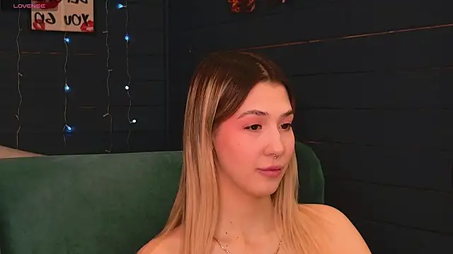 Snapshot of Bella_svon chatting on April 12, 8:30 am Bella svon online show from April 12, 8:30 am