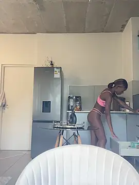 prettydollyy online show from April 1, 11:00 am