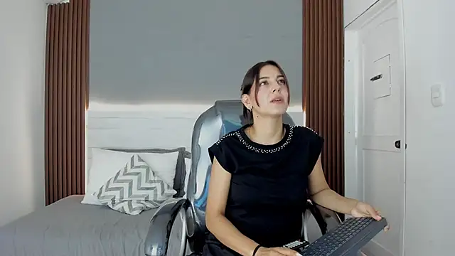 Emmy Meadows online show from October 23, 8:07 pm