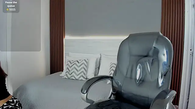 Emmy Meadows online show from November 3, 7:26 pm