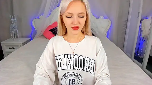 LisaFoxyMe online show from November 12, 9:10 am