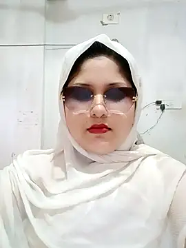 Snapshot of Nusrat-N chatting on June 6, 10:53 am Nusrat-N online show from June 6, 10:53 am