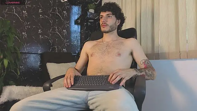 Snapshot of Rafael_Mendezz chatting on May 9, 10:37 pm Rafael Mendezz online show from May 9, 10:37 pm