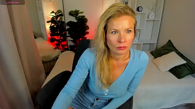 Julia Giulia online show from June 18, 6:56 pm