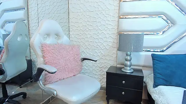 TatiLee online show from October 18, 1:45 pm