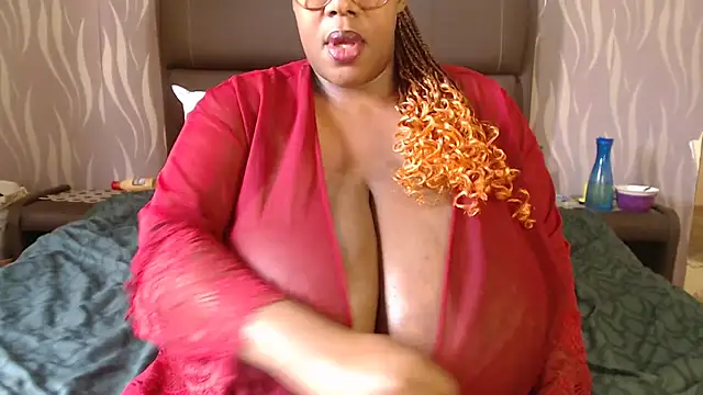 Snapshot of BoobsQueen46K chatting on April 30, 10:21 am BoobsQueen46K online show from April 30, 10:21 am