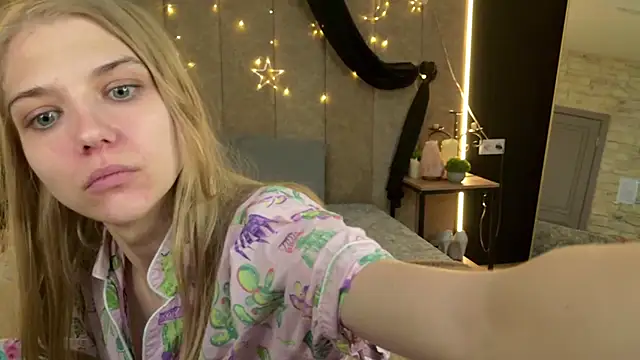 4example Chloe online show from April 20, 5:21 am