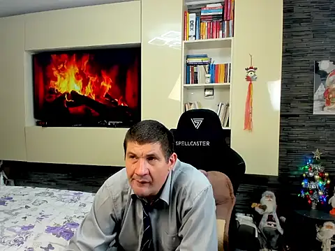 SpartacusDaddy48 online show from February 14, 5:43 pm