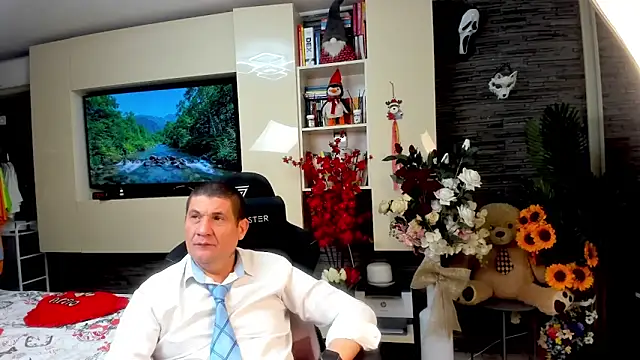 SpartacusDaddy48 online show from May 19, 8:26 pm