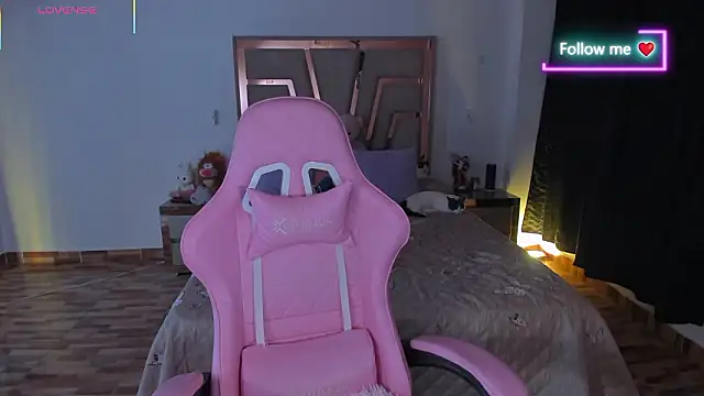 lunaarose online show from March 25, 3:45 am