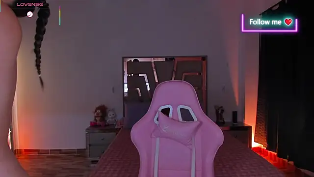 lunaarose online show from April 22, 3:09 am