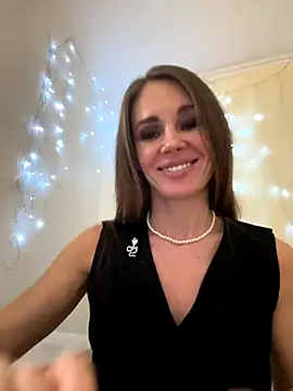 LucieMack online show from November 3, 5:25 pm