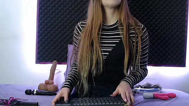 karlamoon23 online show from October 19, 9:15 pm