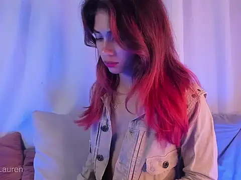 Snapshot of Laurenn_2 chatting on November 8, 3:29 am Laurenn 2 online show from November 8, 3:29 am