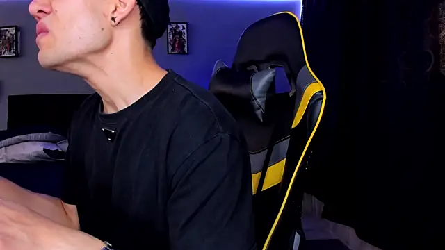 Snapshot of alexgiraldo__ chatting on September 13, 1:44 pm alexgiraldo online show from September 13, 1:44 pm