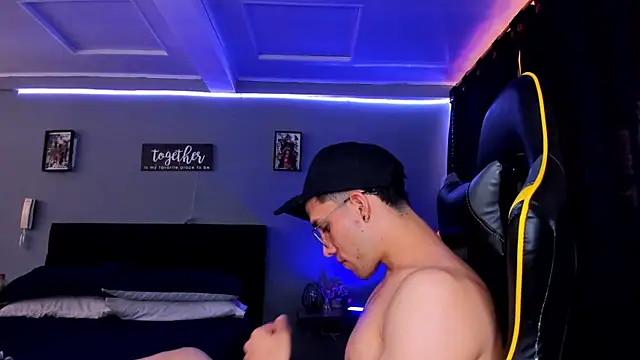 Snapshot of alexgiraldo__ chatting on September 19, 2:40 pm alexgiraldo online show from September 19, 2:40 pm