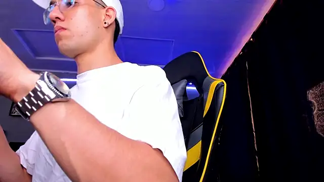 Snapshot of alexgiraldo__ chatting on September 21, 1:46 pm alexgiraldo online show from September 21, 1:46 pm