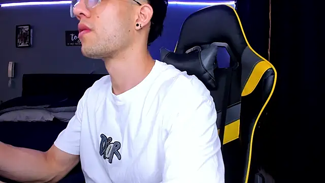 Snapshot of alexgiraldo__ chatting on September 24, 2:42 pm alexgiraldo online show from September 24, 2:42 pm