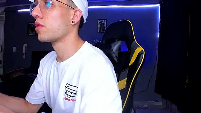 Snapshot of alexgiraldo__ chatting on September 27, 8:47 pm alexgiraldo online show from September 27, 8:47 pm