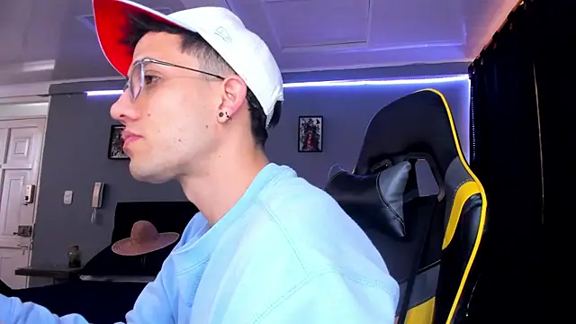 Snapshot of alexgiraldo__ chatting on October 1, 3:40 pm alexgiraldo online show from October 1, 3:40 pm