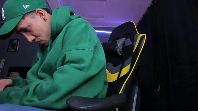 Snapshot of alexgiraldo__ chatting on October 3, 11:07 am alexgiraldo online show from October 3, 11:07 am