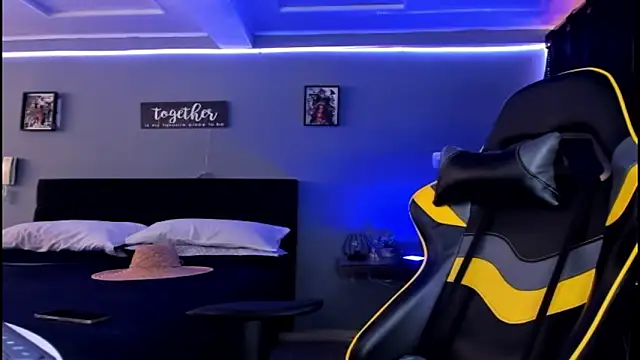 Snapshot of alexgiraldo__ chatting on October 9, 1:20 pm alexgiraldo online show from October 9, 1:20 pm