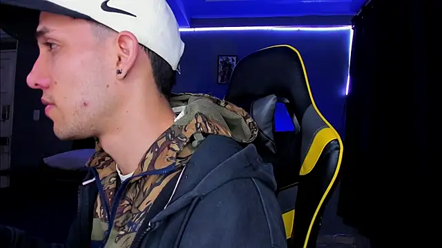 Snapshot of alexgiraldo__ chatting on October 14, 11:00 am alexgiraldo online show from October 14, 11:00 am