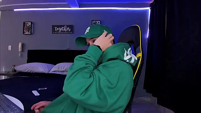 Snapshot of alexgiraldo__ chatting on October 15, 12:49 pm alexgiraldo online show from October 15, 12:49 pm