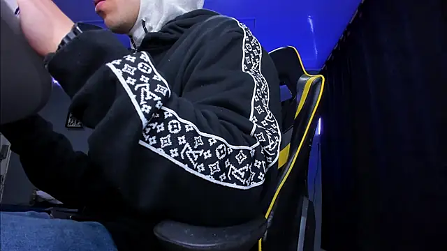 Snapshot of alexgiraldo__ chatting on October 16, 11:00 am alexgiraldo online show from October 16, 11:00 am