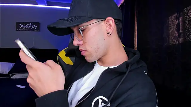 Snapshot of alexgiraldo__ chatting on October 17, 4:20 pm alexgiraldo online show from October 17, 4:20 pm