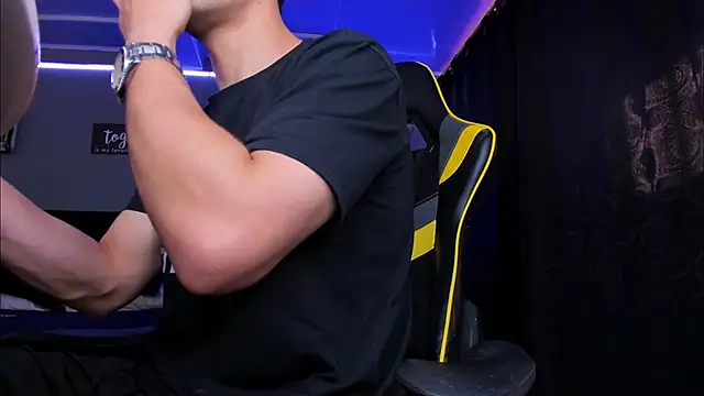 Snapshot of alexgiraldo__ chatting on October 21, 2:29 pm alexgiraldo online show from October 21, 2:29 pm