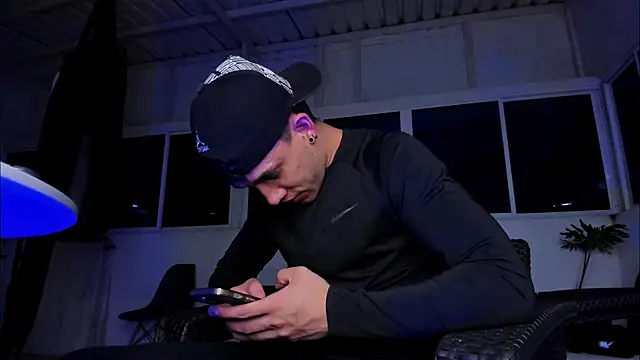 Snapshot of alexgiraldo__ chatting on October 22, 2:34 am alexgiraldo online show from October 22, 2:34 am