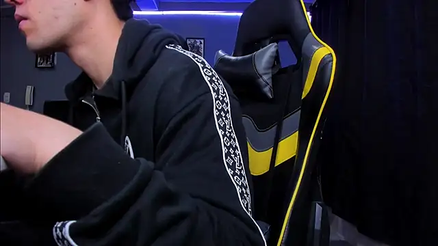 Snapshot of alexgiraldo__ chatting on October 24, 9:49 am alexgiraldo online show from October 24, 9:49 am