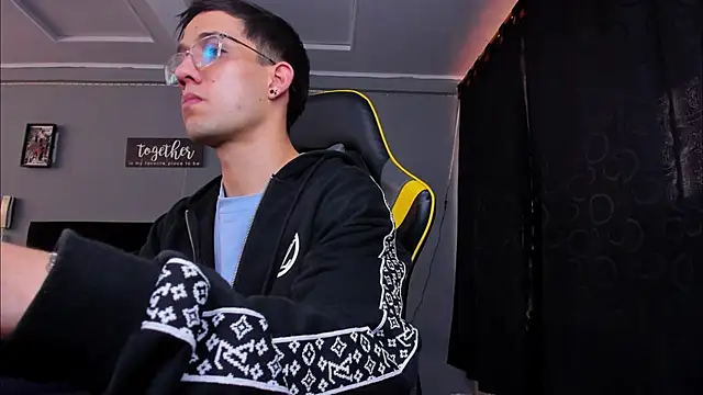 Snapshot of alexgiraldo__ chatting on October 25, 12:13 pm alexgiraldo online show from October 25, 12:13 pm