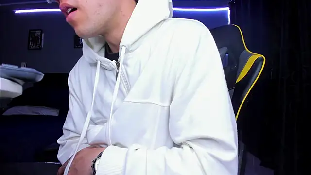 Snapshot of alexgiraldo__ chatting on October 28, 2:04 am alexgiraldo online show from October 28, 2:04 am