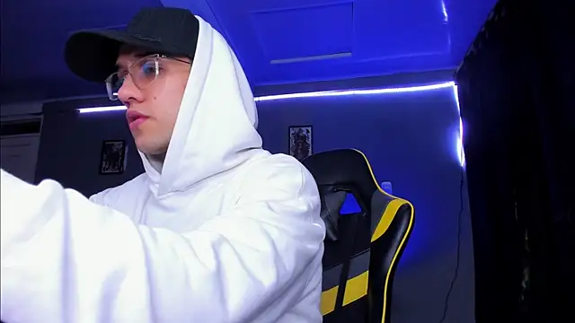 Snapshot of alexgiraldo__ chatting on October 30, 10:16 am alexgiraldo online show from October 30, 10:16 am