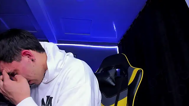 Snapshot of alexgiraldo__ chatting on October 31, 4:35 am alexgiraldo online show from October 31, 4:35 am