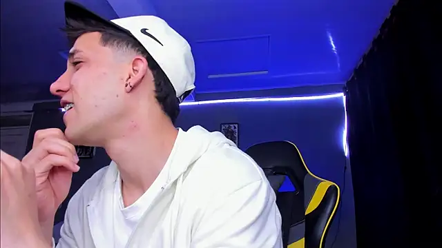 Snapshot of alexgiraldo__ chatting on November 6, 12:06 pm alexgiraldo online show from November 6, 12:06 pm