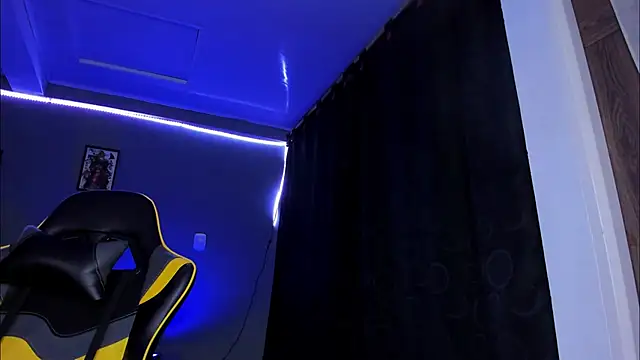 Snapshot of alexgiraldo__ chatting on November 7, 12:10 am alexgiraldo online show from November 7, 12:10 am