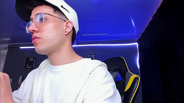 Snapshot of alexgiraldo__ chatting on November 7, 12:16 pm alexgiraldo online show from November 7, 12:16 pm