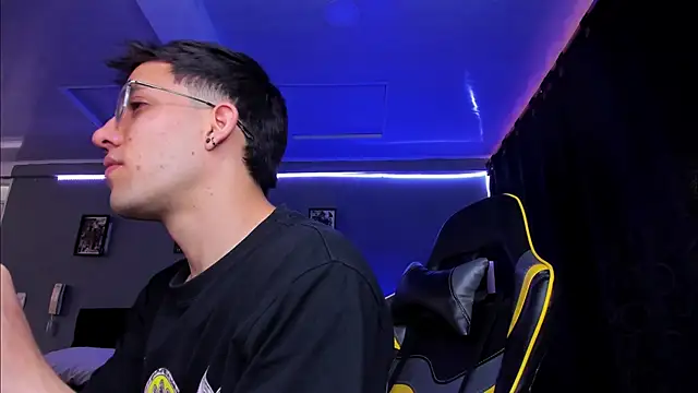 Snapshot of alexgiraldo__ chatting on November 8, 12:16 pm alexgiraldo online show from November 8, 12:16 pm