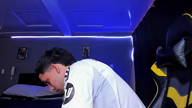 Snapshot of alexgiraldo__ chatting on November 13, 3:55 pm alexgiraldo online show from November 13, 3:55 pm