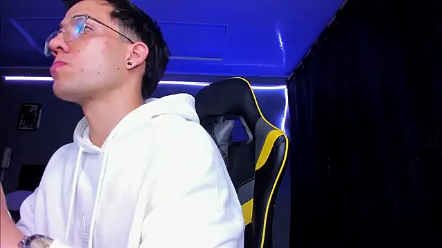 Snapshot of alexgiraldo__ chatting on November 14, 5:06 am alexgiraldo online show from November 14, 5:06 am