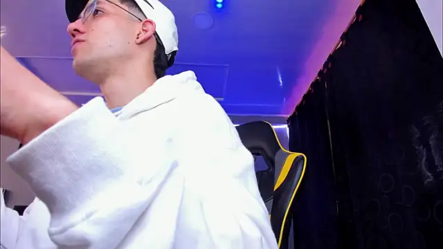 Snapshot of alexgiraldo__ chatting on November 21, 12:15 pm alexgiraldo online show from November 21, 12:15 pm