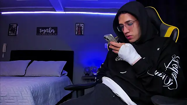 Snapshot of alexgiraldo__ chatting on November 24, 7:19 am alexgiraldo online show from November 24, 7:19 am