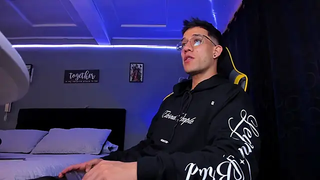 Snapshot of alexgiraldo__ chatting on December 2, 11:48 am alexgiraldo online show from December 2, 11:48 am