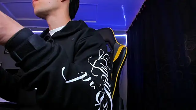 Snapshot of alexgiraldo__ chatting on December 3, 11:52 am alexgiraldo online show from December 3, 11:52 am