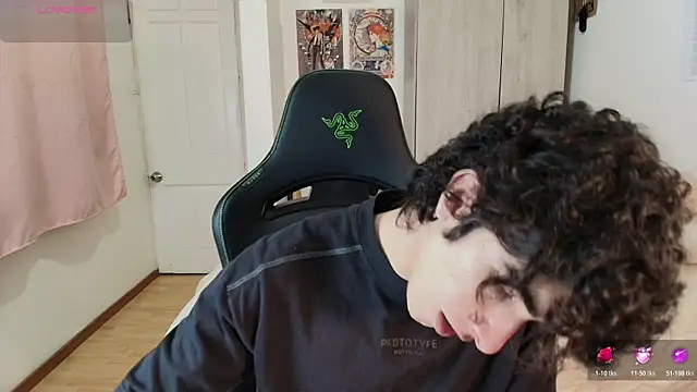 Nude Boy18 online show from April 17, 11:30 pm