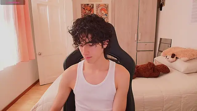 Nude Boy18 online show from April 18, 7:40 pm