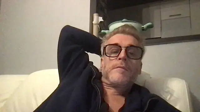 Axl hot online show from February 10, 8:13 pm